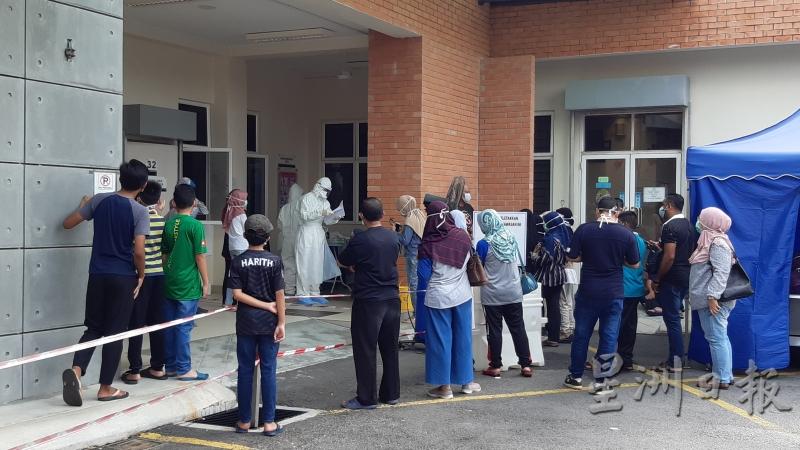 患者的同班同学被安排在敦胡先翁镇政府诊所抽取样本。