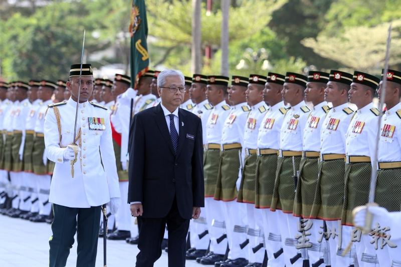 依斯迈沙比利上班第一天，在国防部检阅马来兵团。