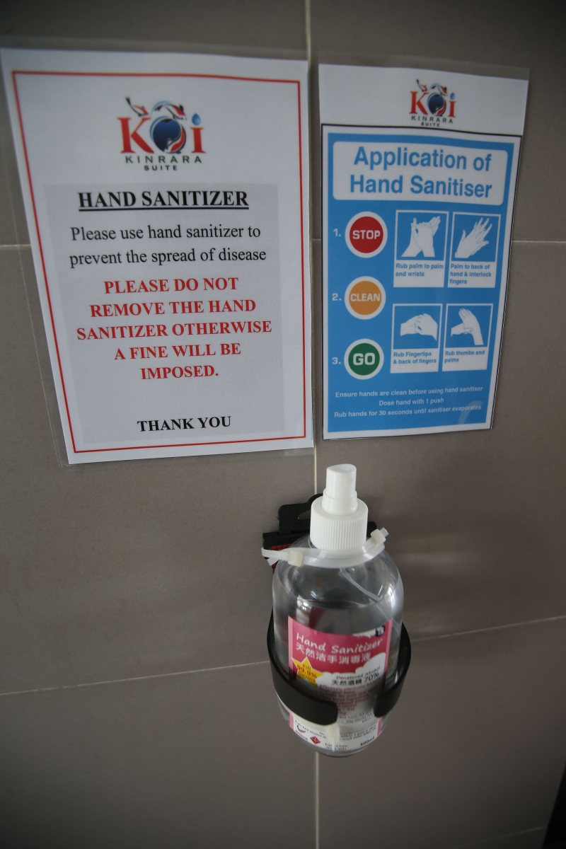 联合管理机构在公寓出入口及电梯置放消毒搓手液鼓励住户在乘搭电梯前，先行消毒。