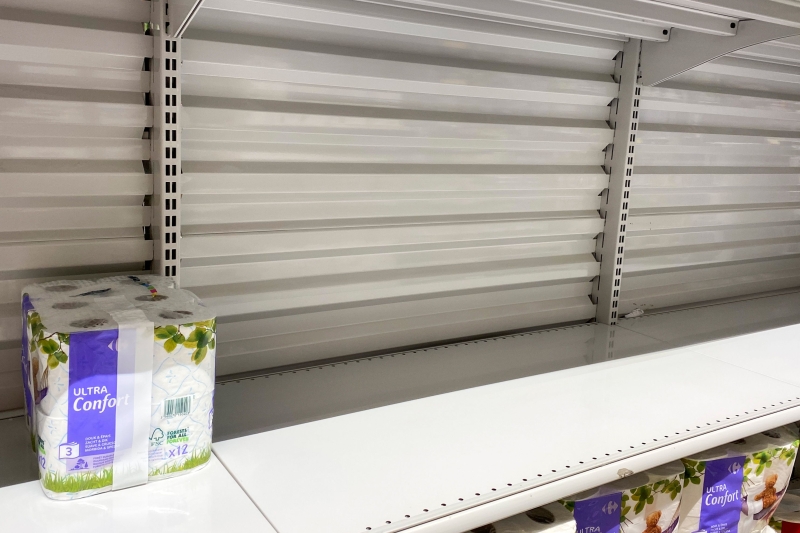 比利时民众抢购日用品，超市的卫生纸所剩无几。