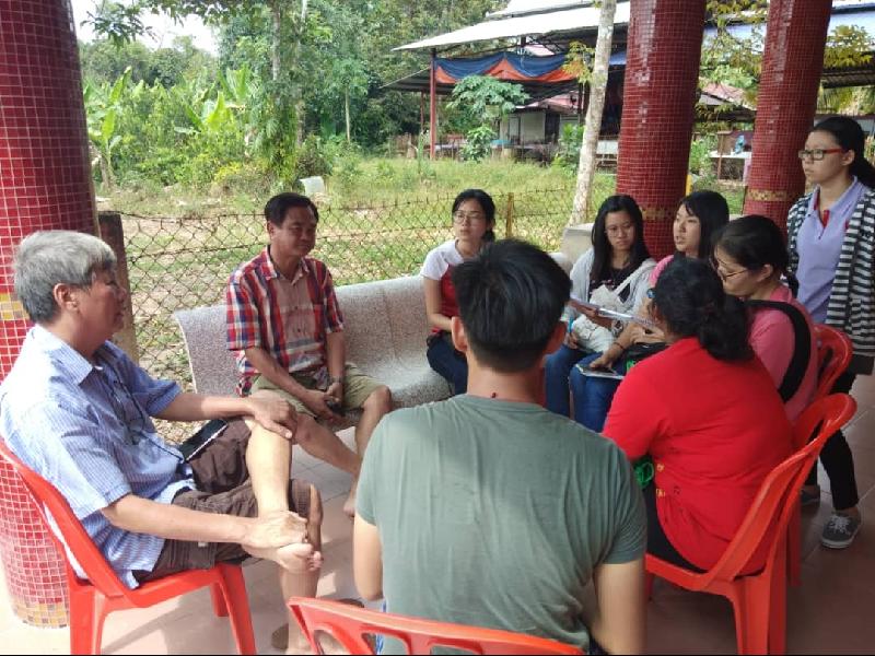 参与拉曼大学新村社区服务计划的学生，采访吉兰丹格里沙新村村民。