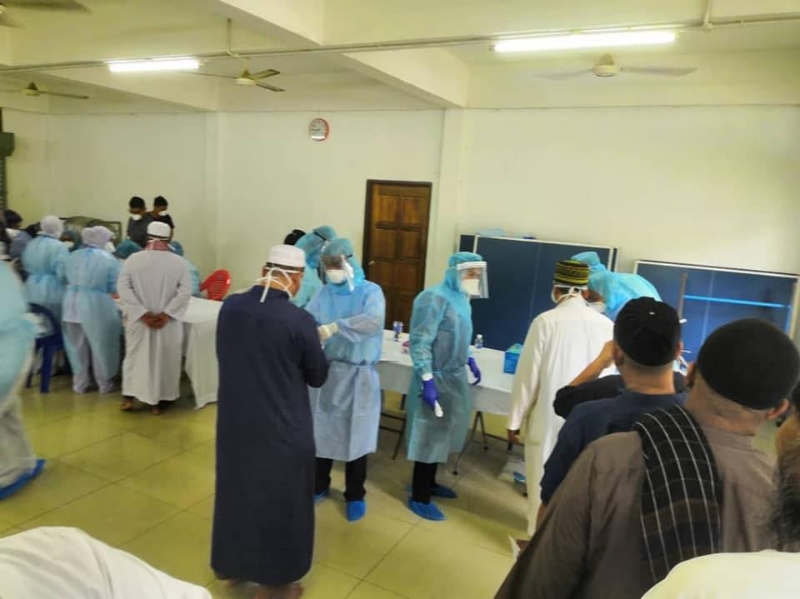 卫生部派人在大城堡占美清真寺进行大型冠病筛检验行动。