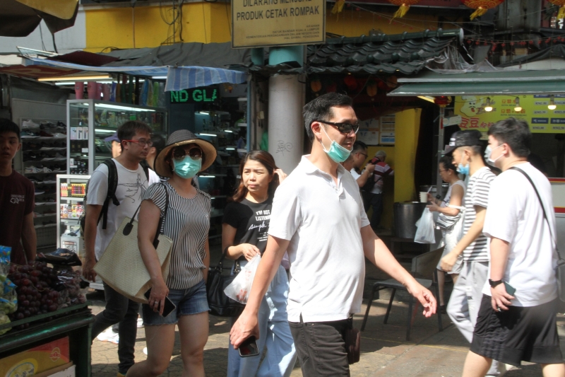 根据观察，戴口罩的以外国游客及上年纪者为主。