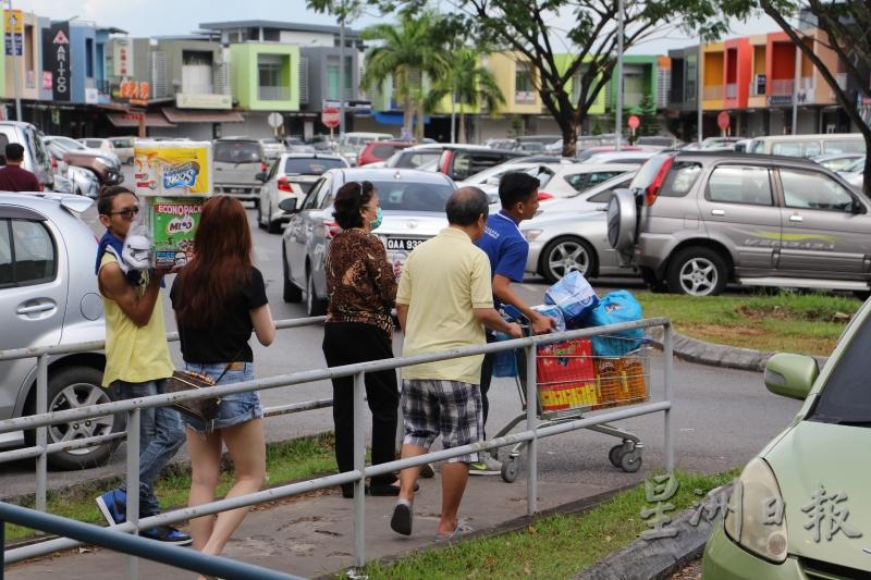 民众纷纷前往超市添购干粮和日常用品。