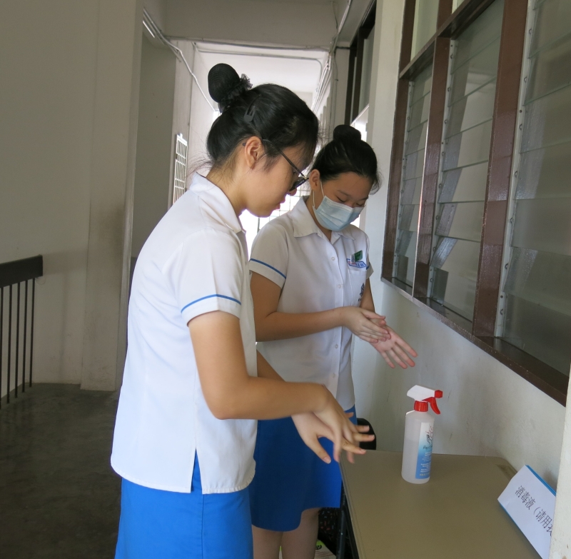 槟华独中在学校走廊置放消毒搓手液，提醒学生照顾好个人卫生。