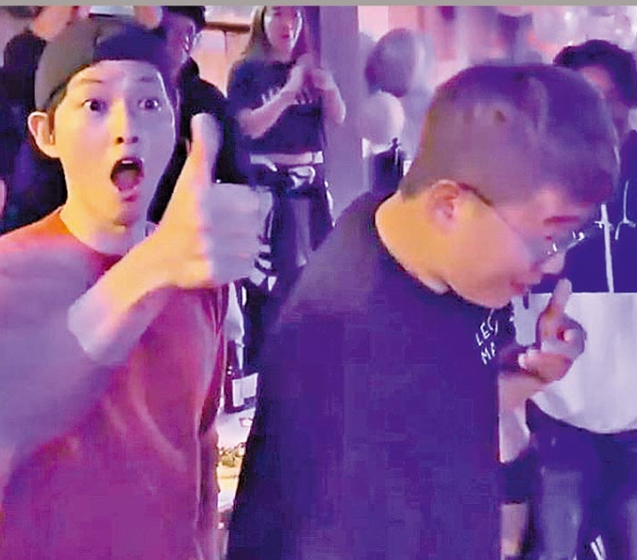 宋仲基（左）与《波哥大》剧组在哥伦比亚开派对，宋仲基还当起主持人嗨唱《Gangnam Style》，不受疫情影响。