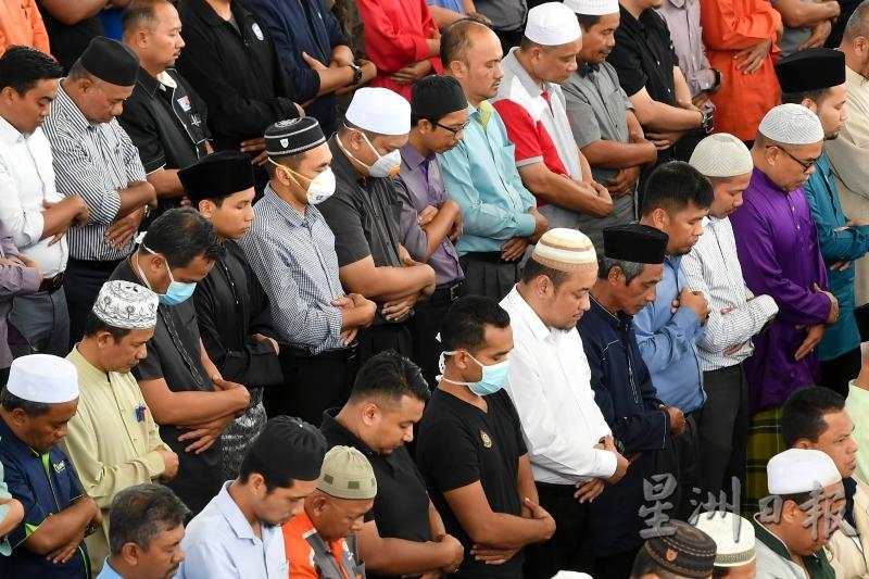 穆斯林在布城端姑米占再纳阿比丁清真寺进行周五祈祷，图中可见一些出席者也戴上口罩　。