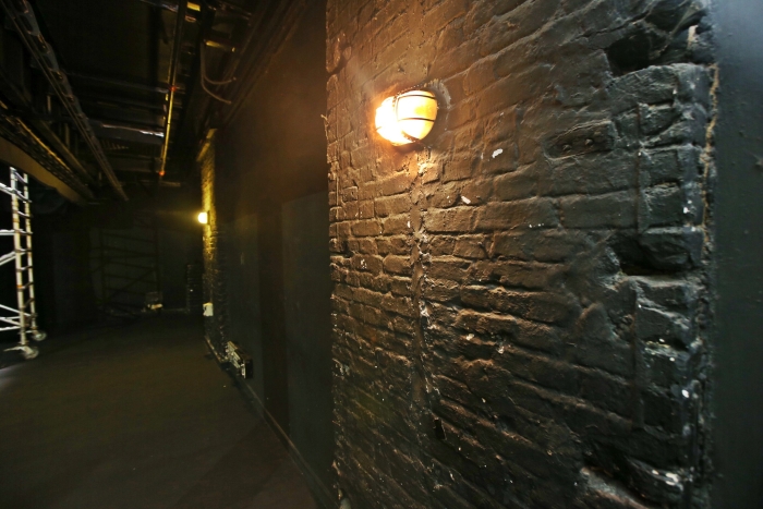 在贰剧场内能看见建筑物的原有墙身，厚度达3英尺。