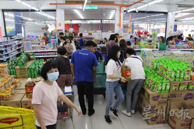 古晋市多间超市出现人潮，购买日常用品和干粮。