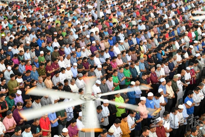布城端姑米占再纳阿比丁清真寺有许多穆斯林在进行周五祈祷。