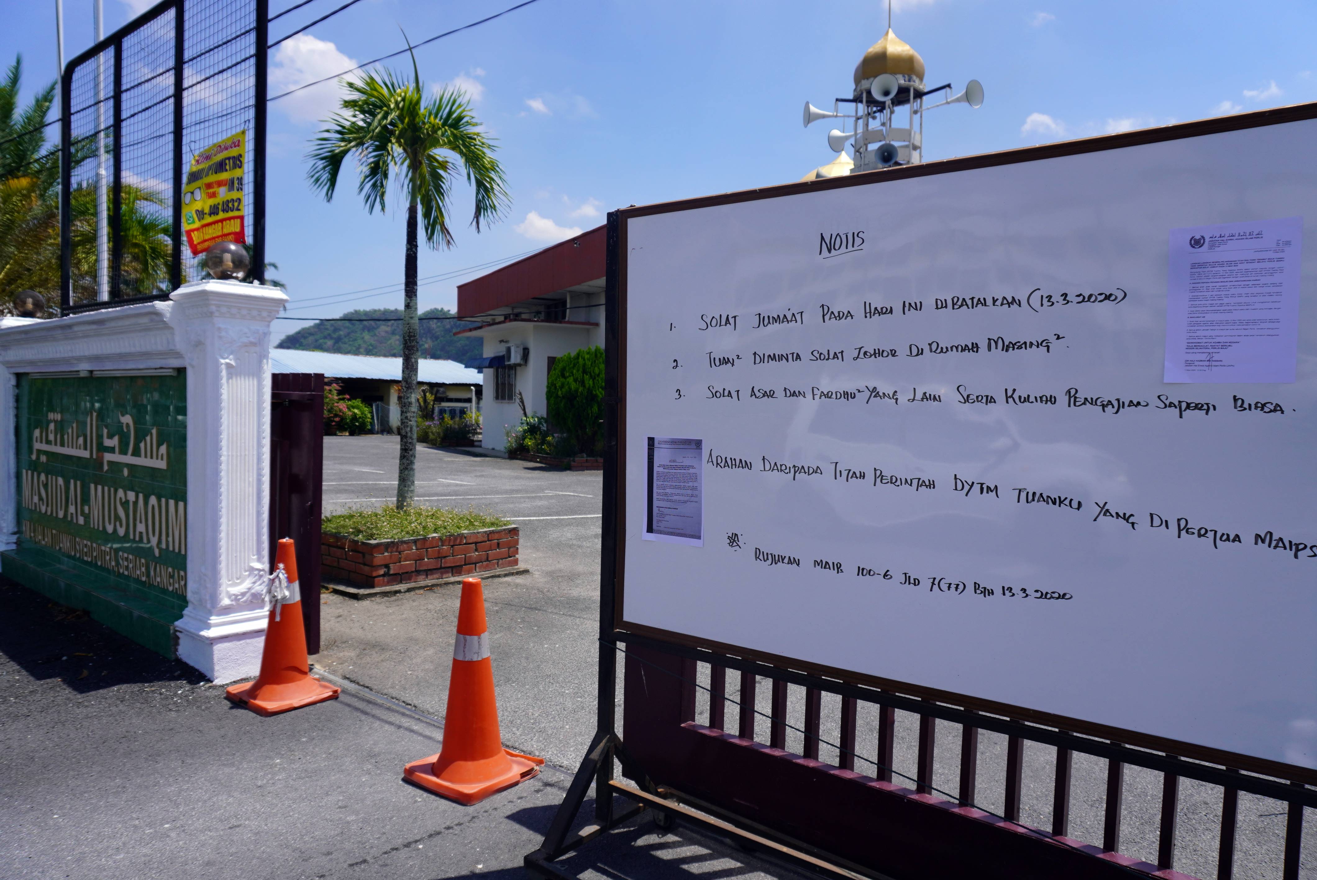 玻州清真寺暂时关闭，并在篱笆门挂上拉惹御令，通知取消周五礼拜。