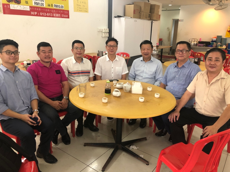 刘官金（右三）与马来西亚刘氏总会交流。左起为刘义勇、刘年春、刘博文及刘国泉。右起为为刘国景和拿督刘国强。