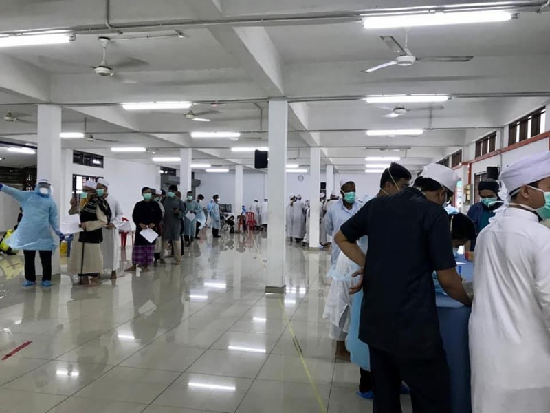 曾经出席伊斯兰传教士集会的与会者在清真寺接受冠病检测。