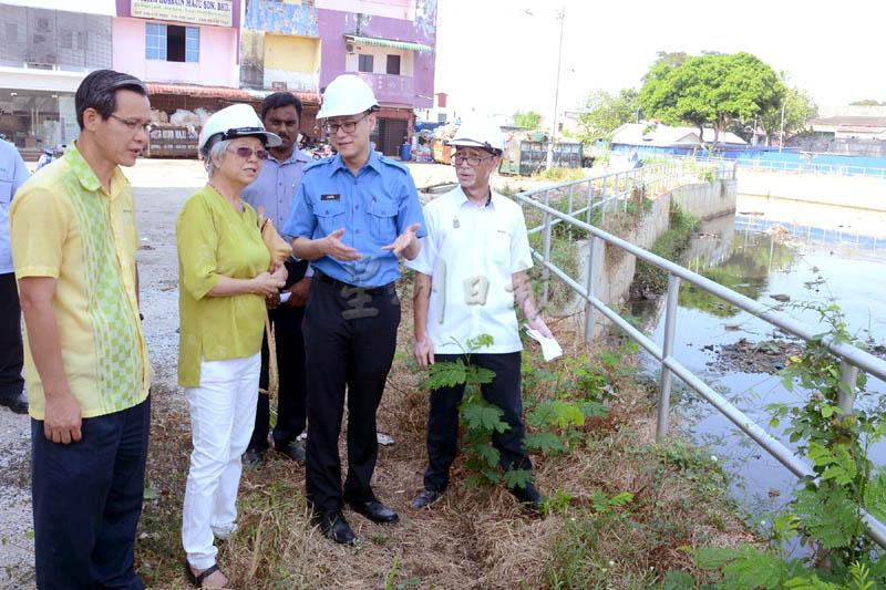 陈润辉（左起）、章瑛、再里尔，以及槟州水利灌溉局主任苏克利巡视治水计划的工程。