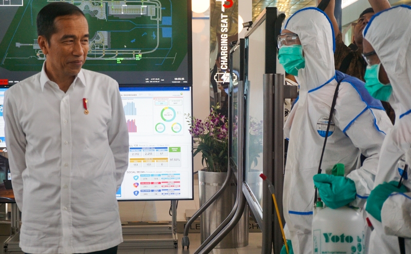 印尼总统佐科威（左）视察雅加达国际机场防疫情况。（图：法新社）