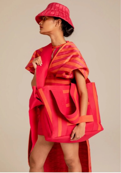 女性模特展示“Biji Biji X Tsyahmi”系列系列服装。