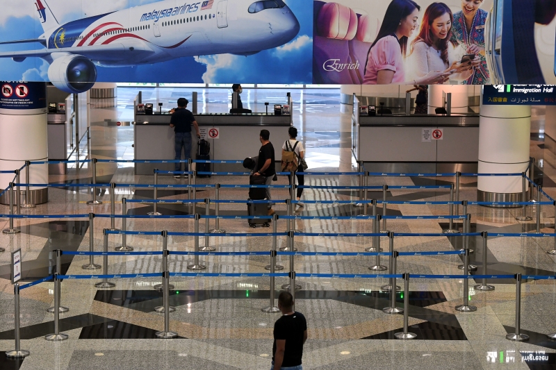 吉隆坡国际机场冷清，搭客显著减少。