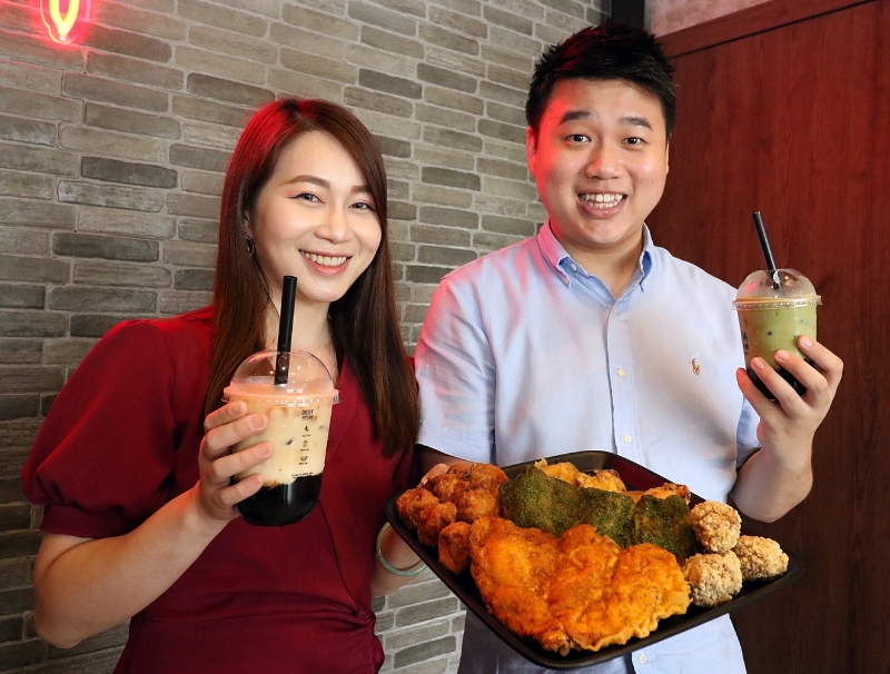 陈佩姗（左）及陈智峰于去年6月从台湾引进鸡排店。