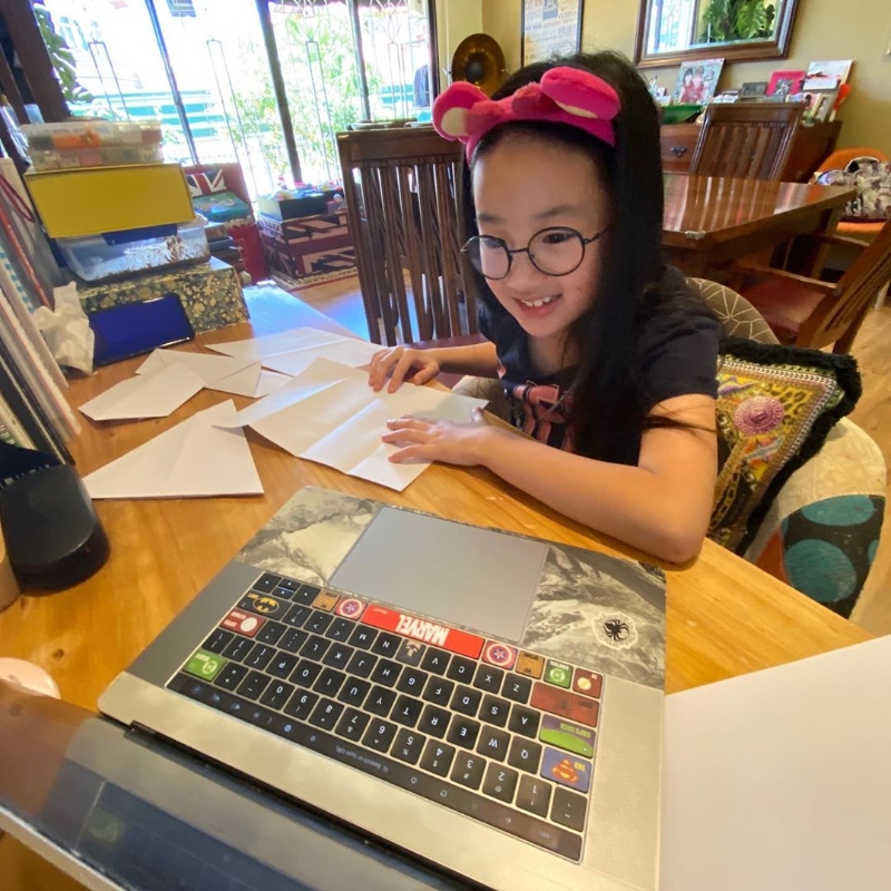 吴尊女儿NeiNei在IG贴出她戴上可爱头饰，对着电脑学习的萌样。