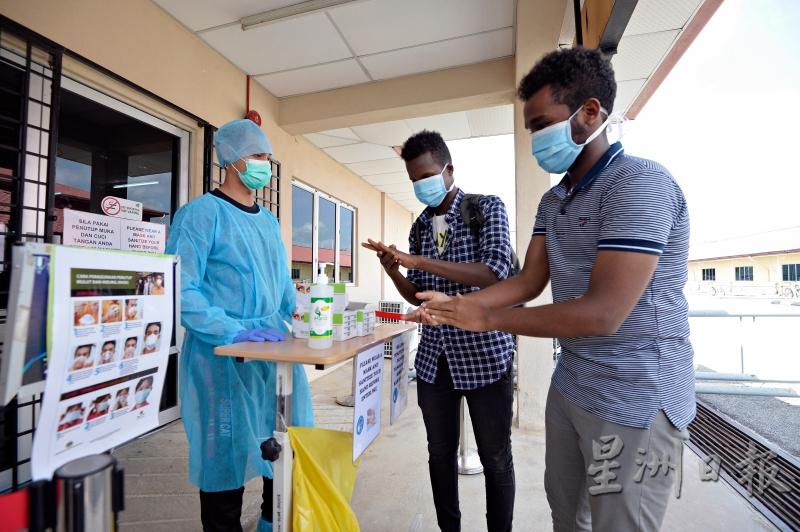 彭大加强防疫工作，为学生及访客进行基本的消毒措施。（图：星洲日报）