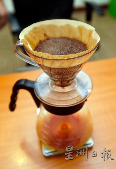 大部分有关咖啡的观察研究，都是以纯豆或净咖啡为研究对象，所以喝咖啡的利与弊不能用在大马人惯常喝的有添加物的咖啡。（摄影：本报 何正圣）