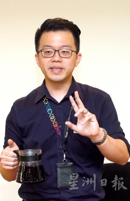 刘晏羽既是医生，也是专业的咖啡师。（摄影：本报 何正圣）