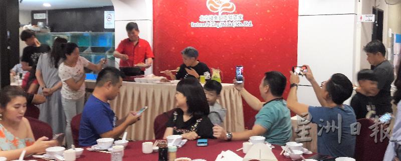 尽管现场许多食客围着王美凤拍摄,仍不影响她的进食速度。