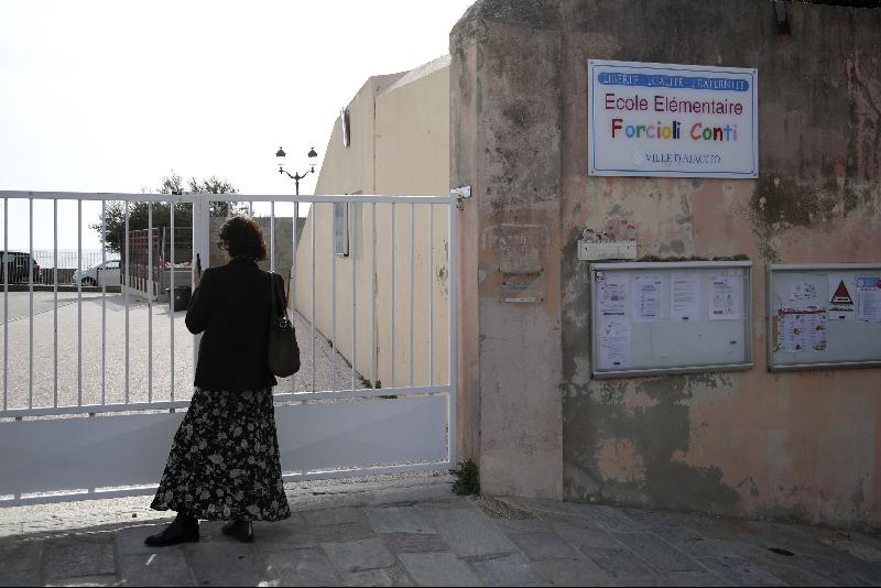 法国位于地中海的科西嘉岛，校园大门深锁。（图：法新社）