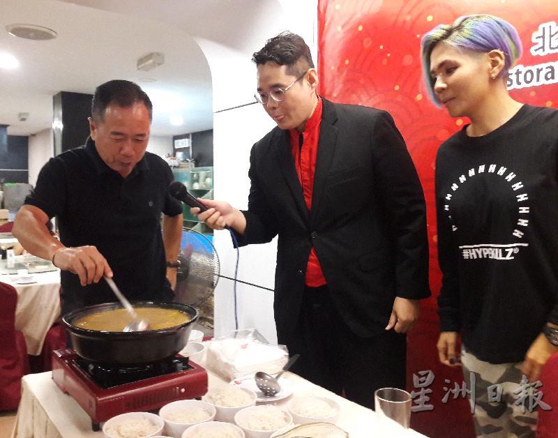 甲州防范罪案及社区安全组主任马永来(左)检查黄油鸡猪肚汤及其他食材,右为汤美凤。