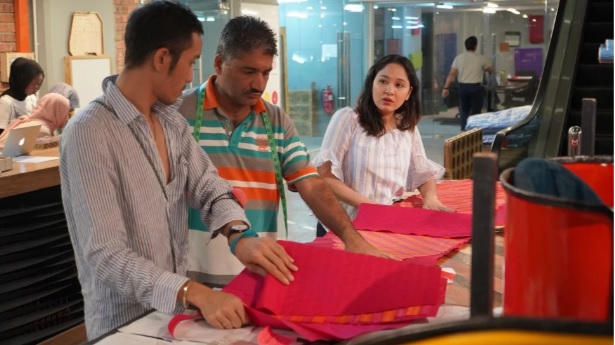 东姑沙米（左）与Biji biji团队协作推出时装系列。