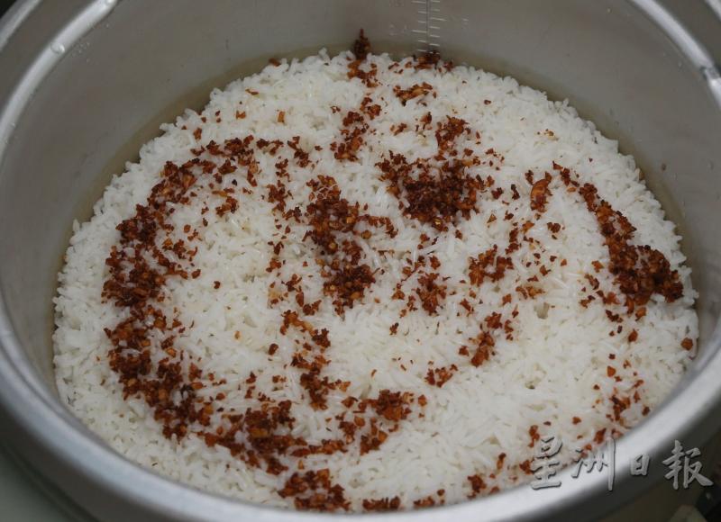 蔡高深的蒜米饭，滋味别具一格。（图：星洲日报）