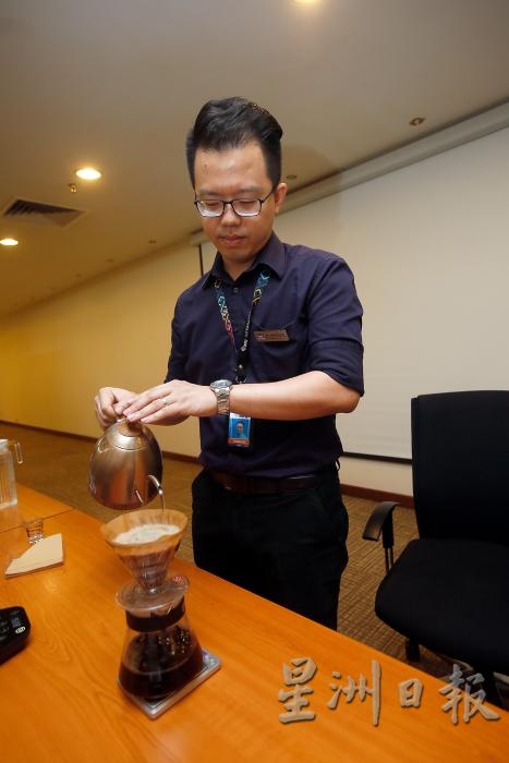 刘晏羽认为，喝咖啡对健康的影响取决于喝的是什么咖啡。（摄影：本报 何正圣）