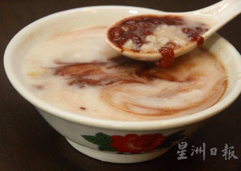 红豆麦粥糖水（3令吉50仙）这碗红豆汤未加入硕硪米，反而是加入麦粥及椰浆一起烹煮，但味道并不逊色。（图：星洲日报）