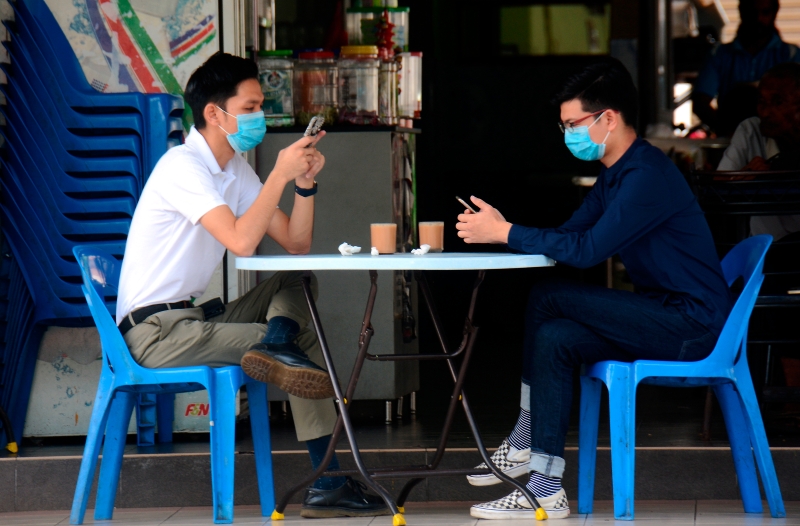 两名在关丹市内某茶室喝茶闲聊的顾客，都不忘戴上口罩，作为防范2019冠病感染的措施。