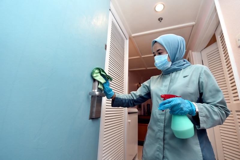 一名在登州基惹一度假村任职卫生主任的女职员，正在为酒店房间、走廊等范围进行全面性消毒。