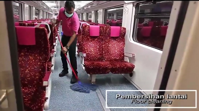 马来亚铁道公司的工作人员，为火车车厢进行全面消毒工作。