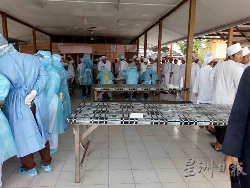 卫生局职员为宗教学校的学生及教职员进行检测。