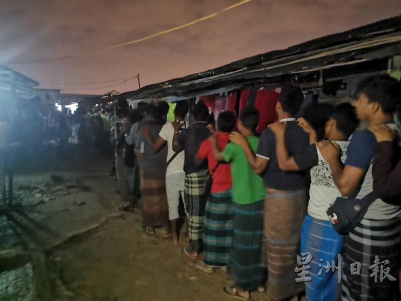 雪州移民局与国民登记局雷厉风行出动89名官员，前往武吉拉惹展开联合行动，扣留82名非法外劳。（图：星洲日报）