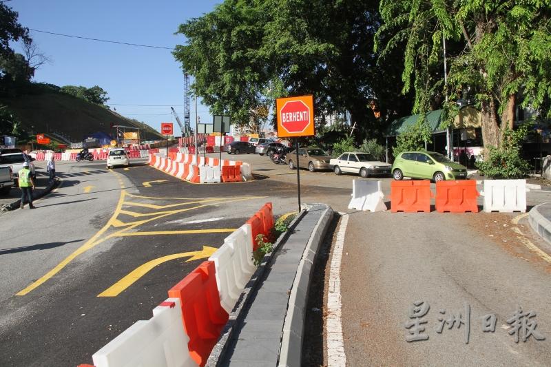请圈上右边四个路障（白红红白），谢谢从隆雪华堂左转前往马哈拉惹里拉路的出口已被路障路，禁止通行。