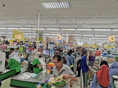 麻坡多家超市傍晚开始皆挤满人潮，其中一家位于峇吉里路的购物中心在晚上9时30分收银柜台仍见大排长龙。