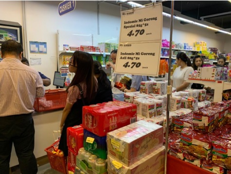 位于丽宁镇一带的华人超市，在晚餐时间约7时许出现人潮，冷冻猪肉食品以及打折食品饮料成抢手货。