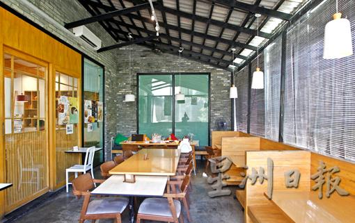 简约和小清新风格的日式咖啡馆，浅色木材色调让人感觉温暖。