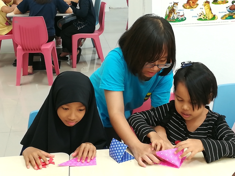 虽然Ajar-Ajar Malaysia提倡一对一为这些小孩补习，但有时还是缺乏师资，因此会由一名老师负责教导两名或三名学生。