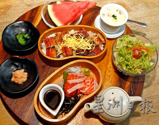 Unagi Hitsuma Bushi & Salmon Sashimi set／RM65：鳗茶渍饭和三文鱼刺身套餐，主菜以精致的双层豆子形木盒盛装，再加上茶碗蒸、沙拉、两款小菜和水果，丰盛满足。