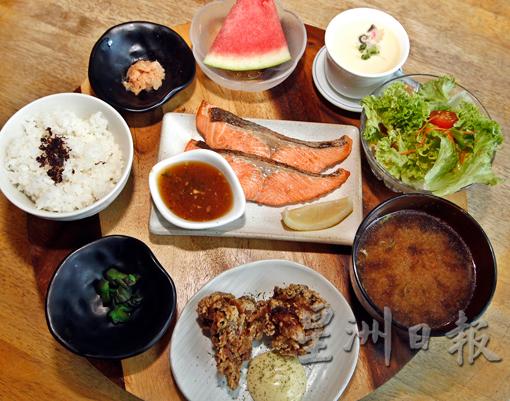 Grilled Salmon & Chicken Karaage set／RM48：盐烧三文鱼与日式炸鸡块套餐，三文鱼柳肉质细嫩，炸鸡块入味又多汁。