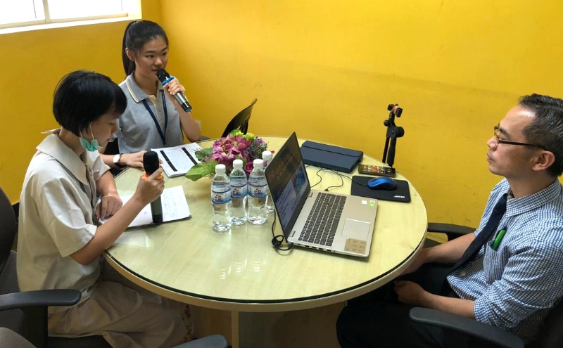 颜振胜（右）在巴生滨中训导处特设的广播室内，接受学生访问和畅谈关于冠病疫情的防护。