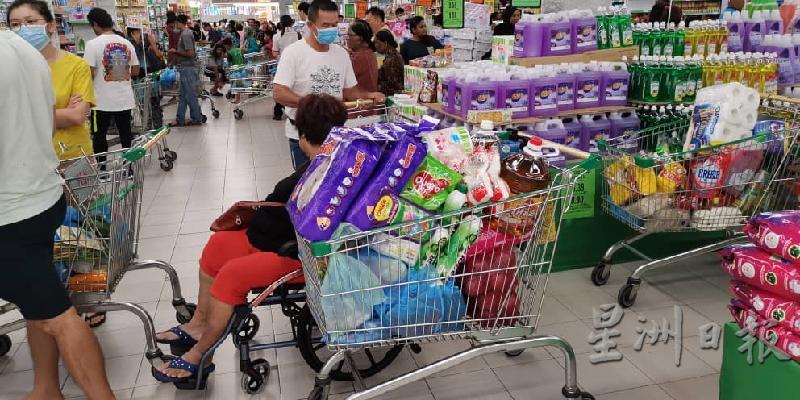 大部分消费者的购物车都装满了粮食和日用品。