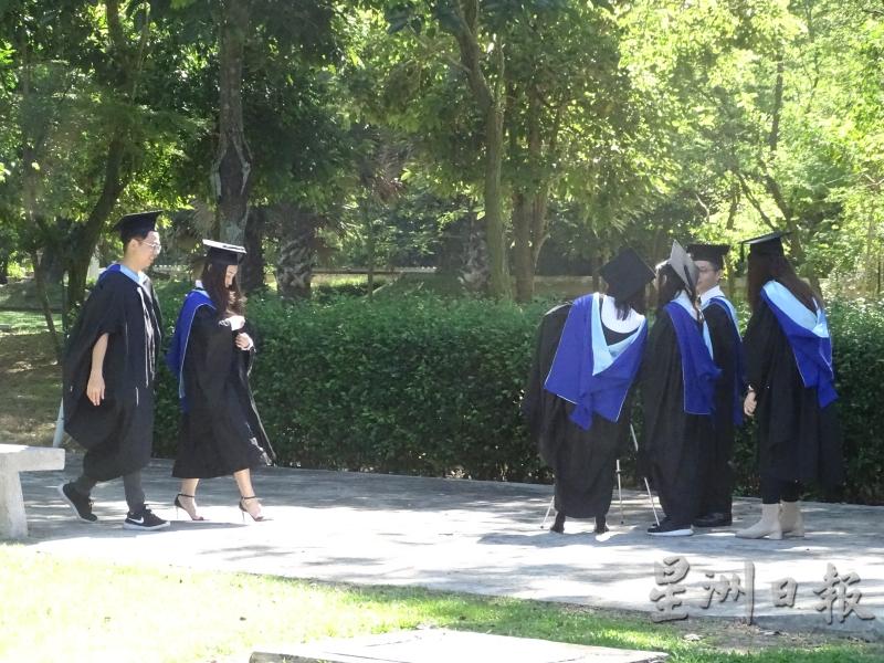 当中也有小部分的毕业生在归还毕业袍之际，在校园内自行拍摄毕业照。