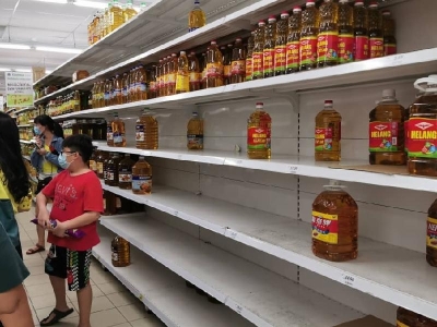麻坡超市的多个食油和乳制品货架呈空，但唯各族消费者的购物秩序良好，场面未见失控。