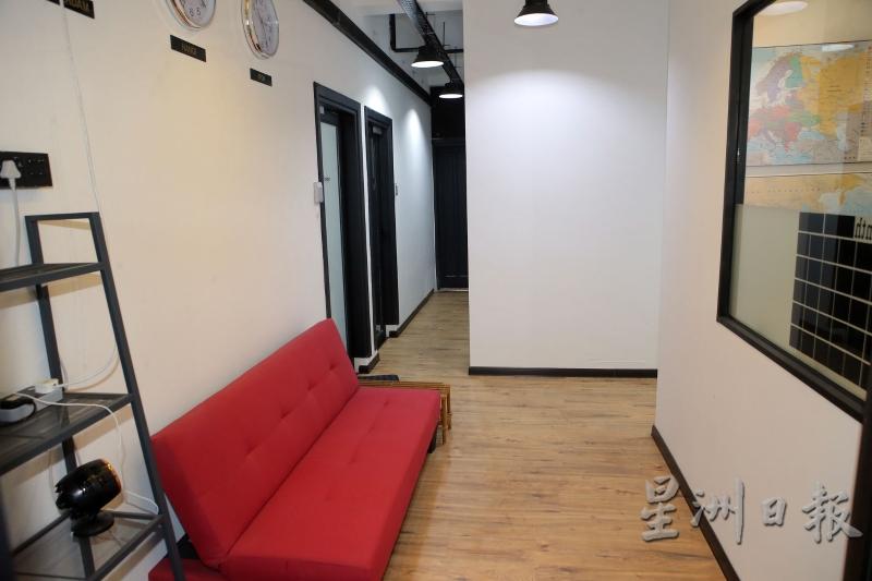 共享办公室除了有开放式的共享工作空间，一些也设有小隔间办公室，让小团队租用来办公。